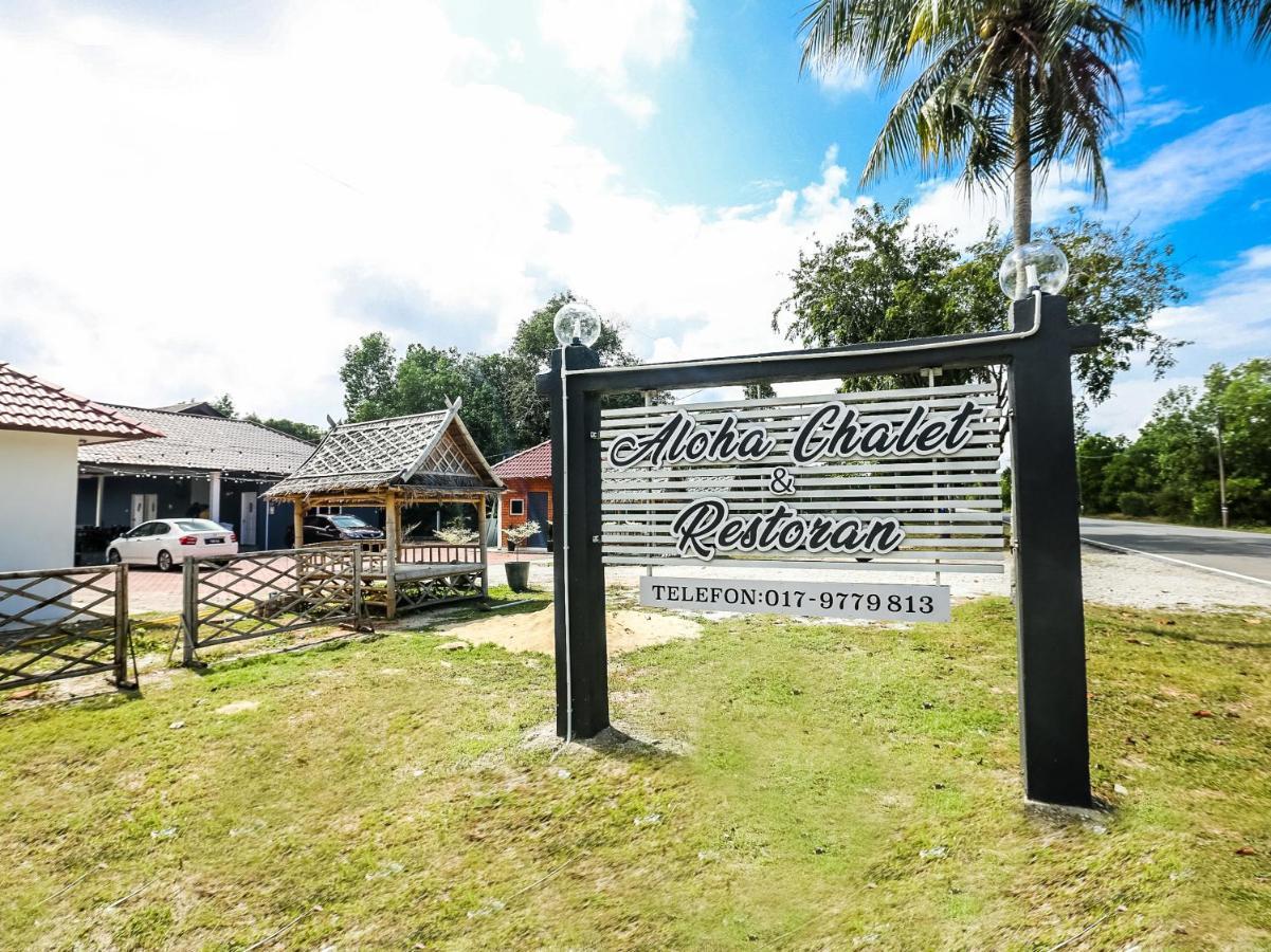 Oyo 89607 Aloha Chalet Kampung Raja Esterno foto