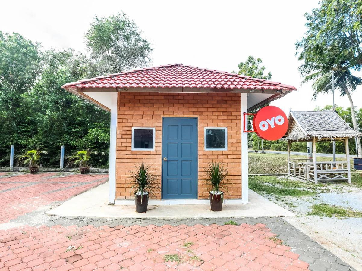 Oyo 89607 Aloha Chalet Kampung Raja Esterno foto
